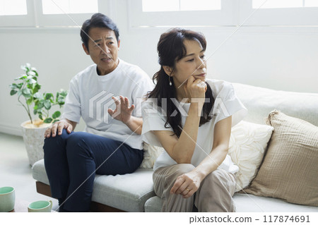 客廳裡的中年夫婦 117874691