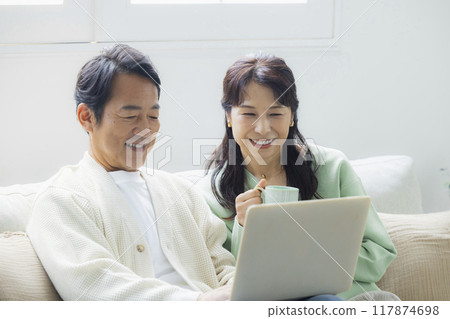 客廳裡的中年夫婦 117874698