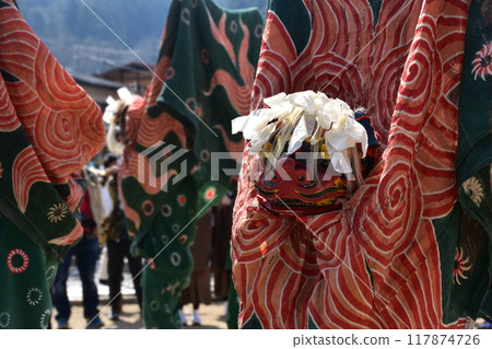 日本岐阜縣高山市，春季高山節的傳統表演藝術，供奉神社的舞獅，穿著節慶服裝的獅子臉搖曳 117874726
