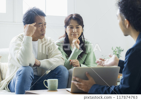 客廳裡的中年夫婦 117874763