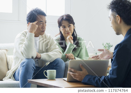 客廳裡的中年夫婦 117874764