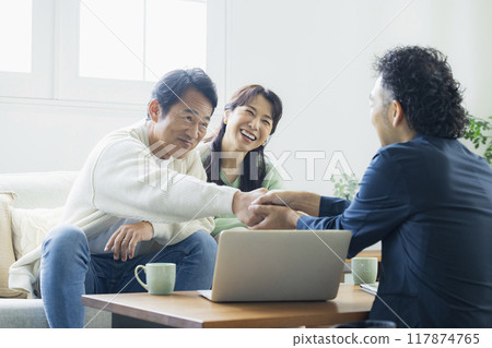 Middle-aged couple in the living room 117874765