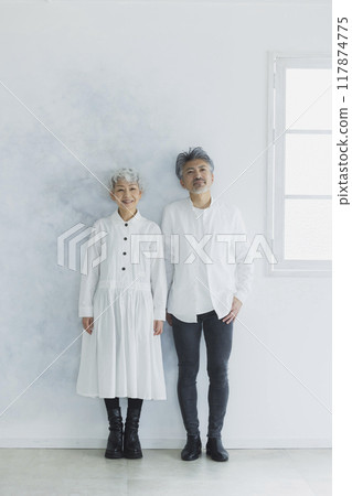 一對白髮 117874775