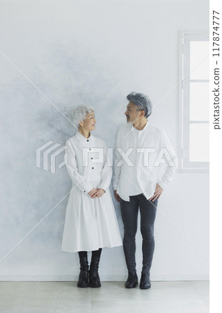一對白髮 一對白髮 117874777