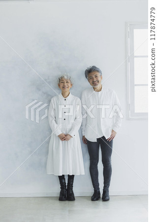 一對白髮 一對白髮 117874779