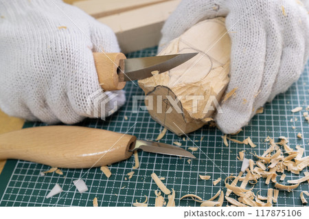 兒童手工嘗試木雕鳥雕工作場景 117875106