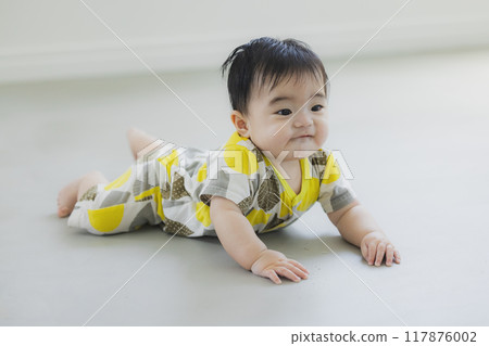 Crawling baby 117876002