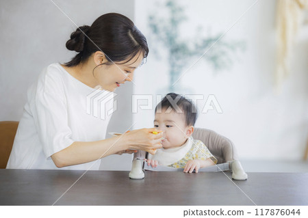 嬰兒吃嬰兒食品 嬰兒吃嬰兒食品 117876044