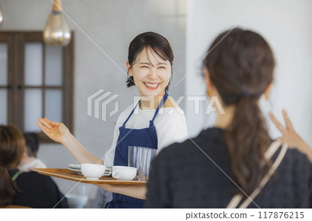 咖啡廳工作人員指導 117876215