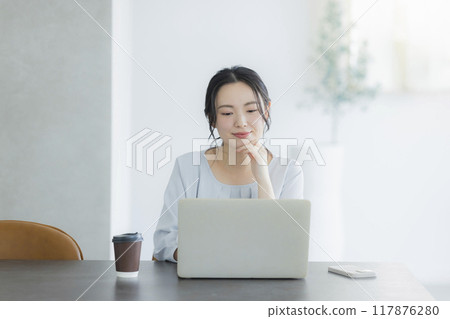 做遠距辦公的年輕女子 做遠距辦公的年輕女子 117876280