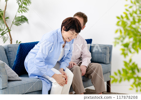 Knee osteoarthritis Senior woman Couple Knee osteoarthritis Senior woman Couple 117878208