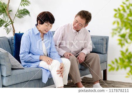 Knee osteoarthritis Senior woman Couple Knee osteoarthritis Senior woman Couple 117878211