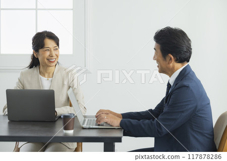 中層商人正在交談 117878286