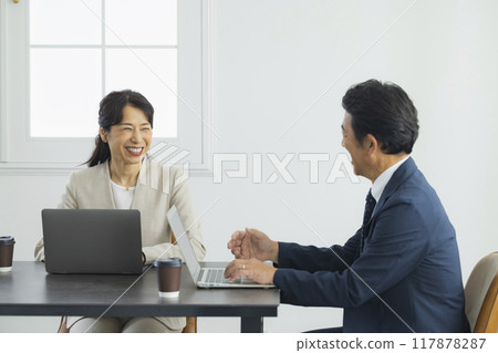 中層商人正在交談 117878287