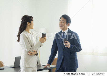 中層商人正在交談 117878290