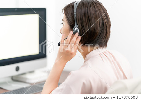 Middle female headset remote business Middle female headset remote business 117878508