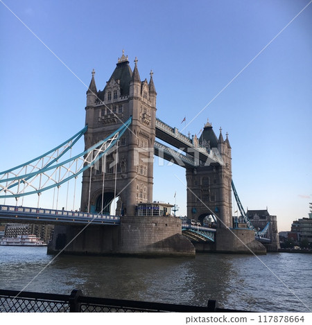 Travel to England: Gate Bridge and blue sky Travel to England: Gate Bridge and blue sky 117878664