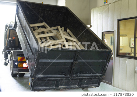 Arm roll truck 117878820
