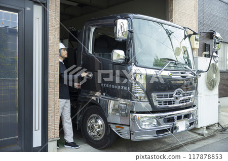 Workers working on a truck Workers working on a truck 117878853