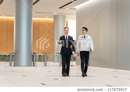 走過入口的商人 117878917