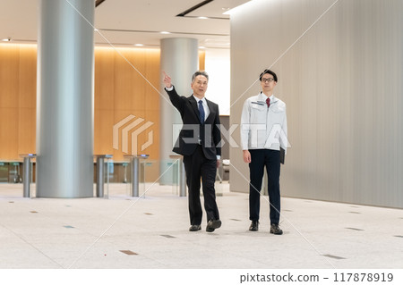 走過入口的商人 117878919