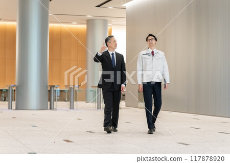 走過入口的商人 117878920