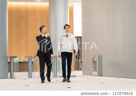 走過入口的商人 117878928