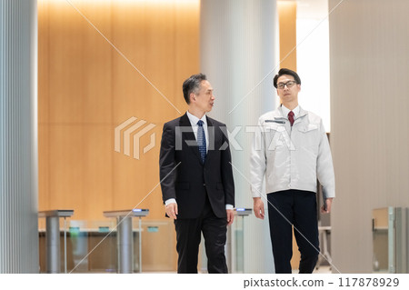 走過入口的商人 117878929