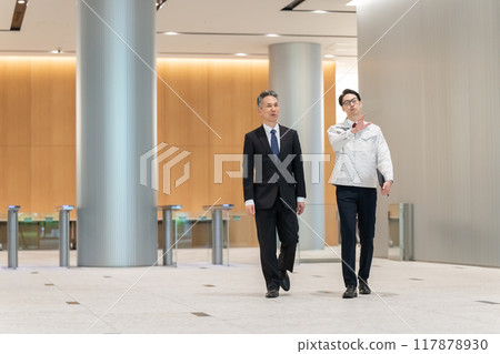 走過入口的商人 117878930