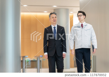 走過入口的商人 117878932