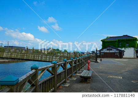 新田川上的三共橋和三共倉庫的藍天 117881140