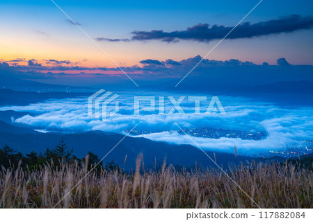 [雲海素材]秋天從高博地高原看到的面向諏訪湖的雲海[長野縣] 117882084