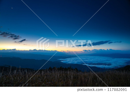 [Sea of clouds] Sea of clouds in the direction of Lake Suwa as seen from Takabocchi Plateau in autumn [Nagano Prefecture] 117882091