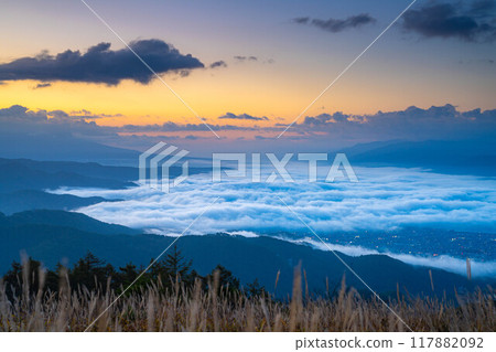 [雲海素材]秋天從高博地高原看到的面向諏訪湖的雲海[長野縣] 117882092