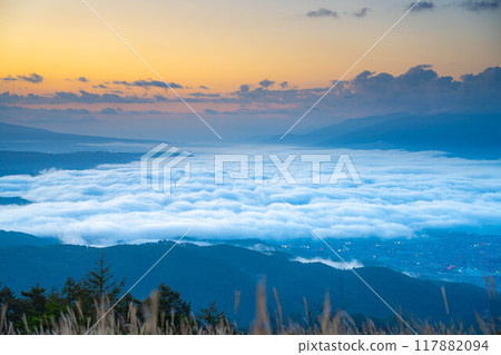 [Sea of clouds] Sea of clouds in the direction of Lake Suwa as seen from Takabocchi Plateau in autumn [Nagano Prefecture] 117882094