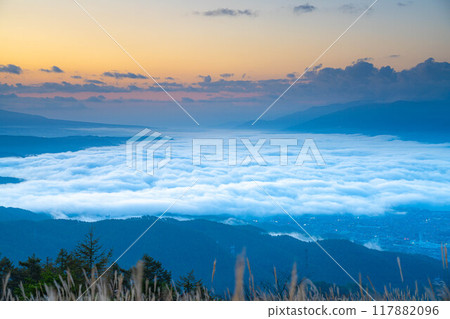 [Sea of clouds] Sea of clouds in the direction of Lake Suwa as seen from Takabocchi Plateau in autumn [Nagano Prefecture] 117882096