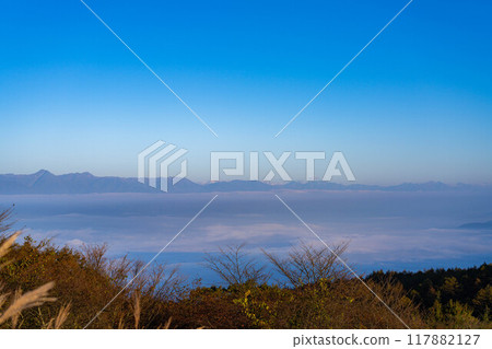 [Sea of clouds] Sea of clouds in the direction of the Northern Alps as seen from Takabocchi Plateau in autumn [Nagano Prefecture] 117882127