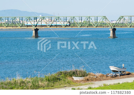 [高德線] 下午早些時候穿過吉野川大橋的普通列車 117882380