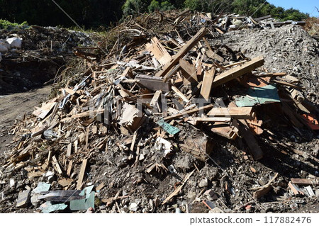 堆瓦礫 117882476