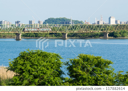 [高德線] 午後特急列車穿越吉野川大橋 117882614