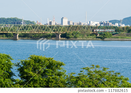[高德線] 午後特急列車穿越吉野川大橋 117882615