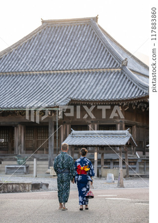 A foreign couple in yukata strolling in front of Jizo-in Temple in Sekijuku, Kameyama City, Mie Prefecture 117883860