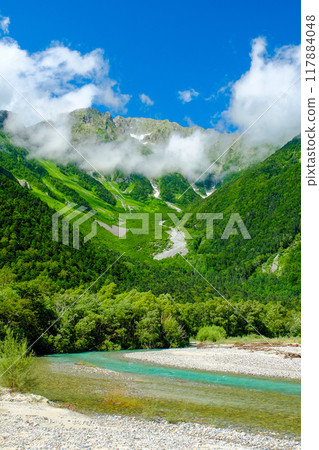 夏季的上高地、梓川和大雄高山（縱向） 117884048
