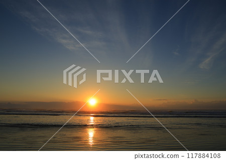 Sunrise seen from Kujukuri Coast 117884108