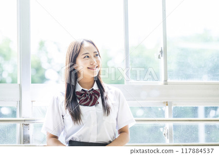 教室窗邊高中女生的肖像 117884537