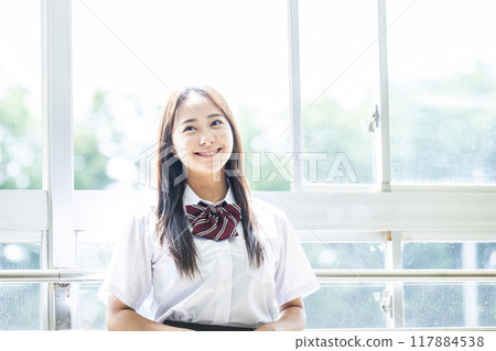 教室窗邊高中女生的肖像 117884538