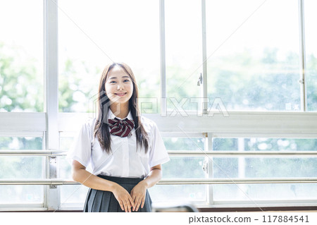 教室窗邊高中女生的肖像 教室窗邊高中女生的肖像 117884541