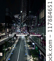 夜間穿越城市的道路 117884651
