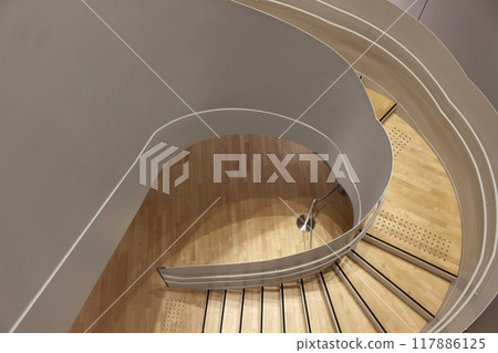 走下螺旋樓梯後 117886125
