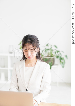 Smiling Woman Business Computer Smiling Woman Business Computer 117886717